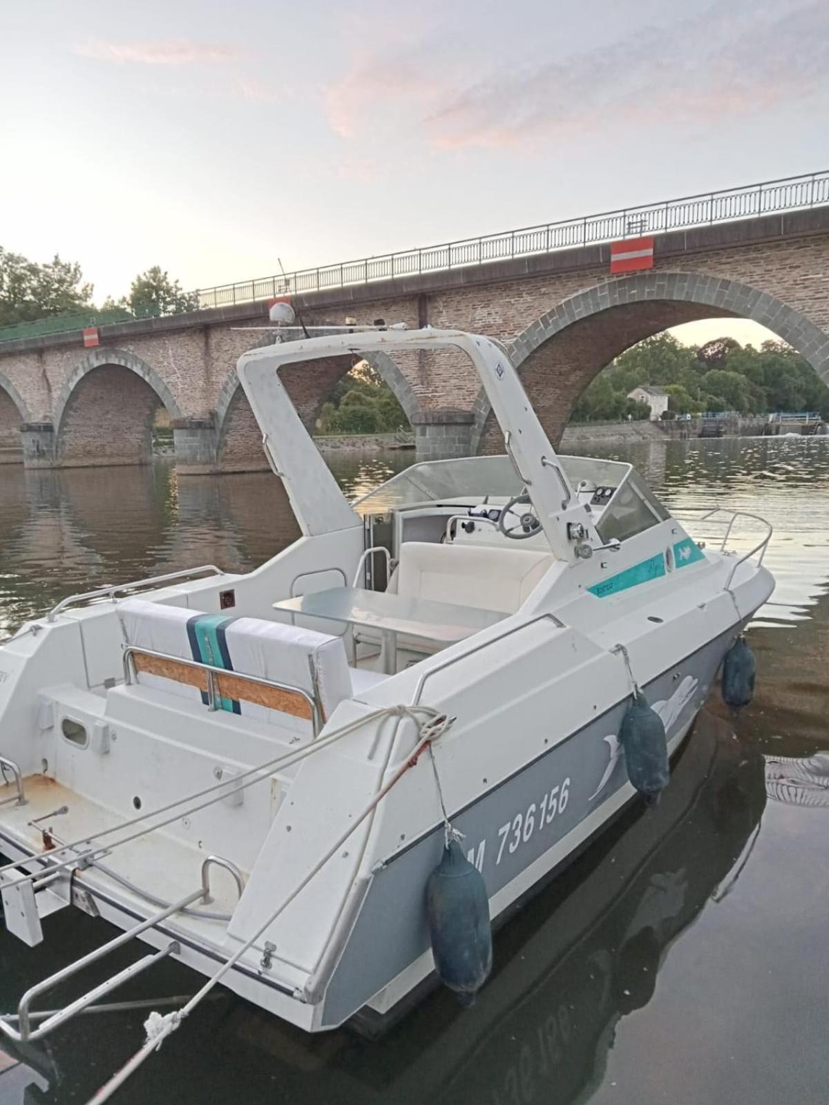 Bateau-Gite Sur Le Halage De La Mayenne L'Huisserie Exterior foto